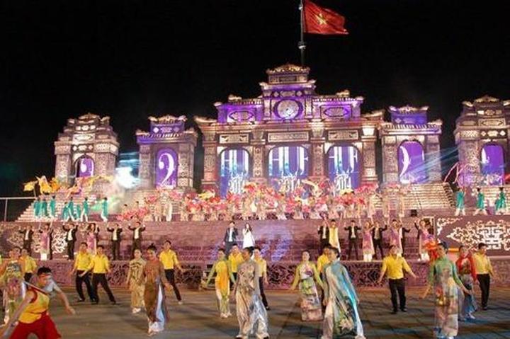 1. Áo hai dây bản mảnh: Áo hai dây bản mảnh tuy nhiên là một trong những mẫu áo khó