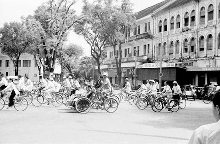 Nội dung: Trong một bóng mát trong mùa hè nóng bỏng, một cột mốc trong lịch sử nhạc